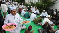Umat Islam membagikan menu berbuka puasa dalam tradisi malam 27 Ramadhan di Kampung Arab Pekojan, Jakarta, Senin (16/3/2026). Foto: ANTARA FOTO/SULTHONY HASANUDDIN