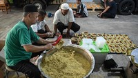 Kegiatan ini tidak hanya menjadi momen religius, tetapi juga sarana edukasi budaya dan penguatan komunitas. Tradisi yang kaya sejarah ini menunjukkan bagaimana nilai-nilai sosial dan keagamaan tetap dijaga oleh masyarakat Kampung Arab Pekojan hingga kini. Foto: ANTARA FOTO/SULTHONY HASANUDDIN