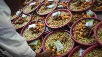 Selain kegiatan ibadah, malam 27 Ramadhan di Kampung Arab Pekojan juga dimanfaatkan untuk memperkenalkan kuliner khas dan kue tradisional yang biasanya hanya hadir di bulan Ramadan. Warga secara bergotong royong menyiapkan berbagai hidangan, mulai dari nasi kebuli, kurma, hingga aneka kue tradisional, sehingga pengunjung dapat merasakan suasana Ramadan yang otentik. Foto: ANTARA FOTO/SULTHONY HASANUDDIN