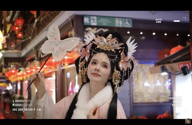 “Ini adalah puncak kemewahan. Tidak ada yang lebih mewah dari ini. Aku rasa aku bisa lulus dari dandanan seperti ini sekarang,” ujar Han Ga In. Mengingat tren makeup Wanghong adalah riasan glamor yang cukup dramatis, menonjolkan kulit seputih salju, aegyo-sal alias kantong mata yang dipertegas, hingga polesan blush on mencolok. Foto: dok. Instagram @hangaingagari