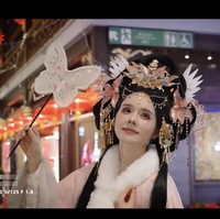 “Ini adalah puncak kemewahan. Tidak ada yang lebih mewah dari ini. Aku rasa aku bisa lulus dari dandanan seperti ini sekarang,” ujar Han Ga In. Mengingat tren makeup Wanghong adalah riasan glamor yang cukup dramatis, menonjolkan kulit seputih salju, aegyo-sal alias kantong mata yang dipertegas, hingga polesan blush on mencolok. Foto: dok. Instagram @hangaingagari