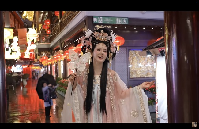 Selama proses makeup, Han Ga In aktif mengajak penata riasnya berbincang, menunjukkan dirinya fasih berbahasa Mandarin. Aktris 44 tahun itu pun merasa puas dengan hasil akhirnya. Foto: dok. Instagram @hangaingagari