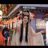 Selama proses makeup, Han Ga In aktif mengajak penata riasnya berbincang, menunjukkan dirinya fasih berbahasa Mandarin. Aktris 44 tahun itu pun merasa puas dengan hasil akhirnya. Foto: dok. Instagram @hangaingagari