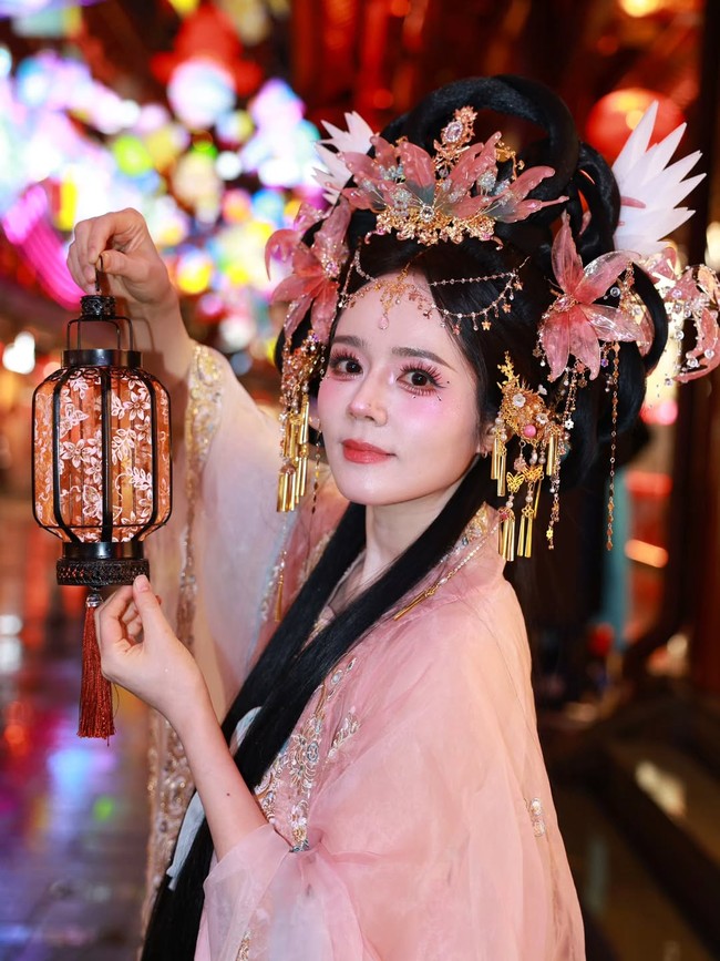 Dalam vlog, ia mengaku butuh tiga kali lebih lama untuk menghapus makeup dari biasanya. “Biasanya aku memakai dua kapas dengan pembersih mata, tapi sekarang aku memakai 15 kapas.” Foto: dok. Instagram @hangaingagari