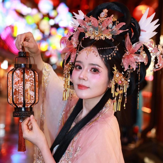 Transformasi Han Ga In Coba Makeup Wanghong, Paras Cantiknya Viral Bak AI