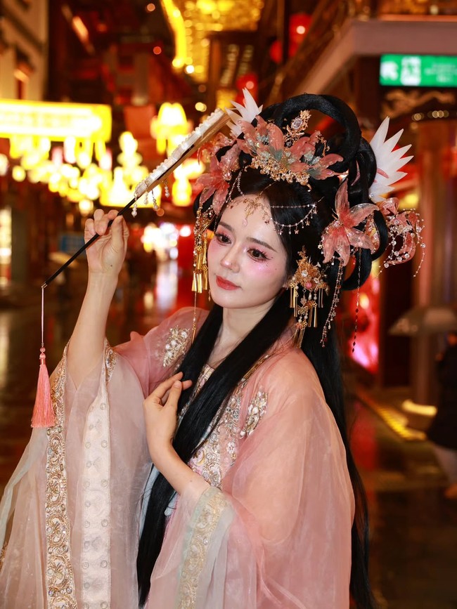 “Aku bisa mengatakan dengan pasti ini adalah hiasan kepala paling mewah yang pernah aku pakai,” timpalnya. Untuk melengkapi penampilannya, Han Ga In memakai hair extension dan sejumlah aksesori kepala berbentuk bunga. Foto: dok. Instagram @hangaingagari