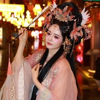 “Aku bisa mengatakan dengan pasti ini adalah hiasan kepala paling mewah yang pernah aku pakai,” timpalnya. Untuk melengkapi penampilannya, Han Ga In memakai hair extension dan sejumlah aksesori kepala berbentuk bunga. Foto: dok. Instagram @hangaingagari