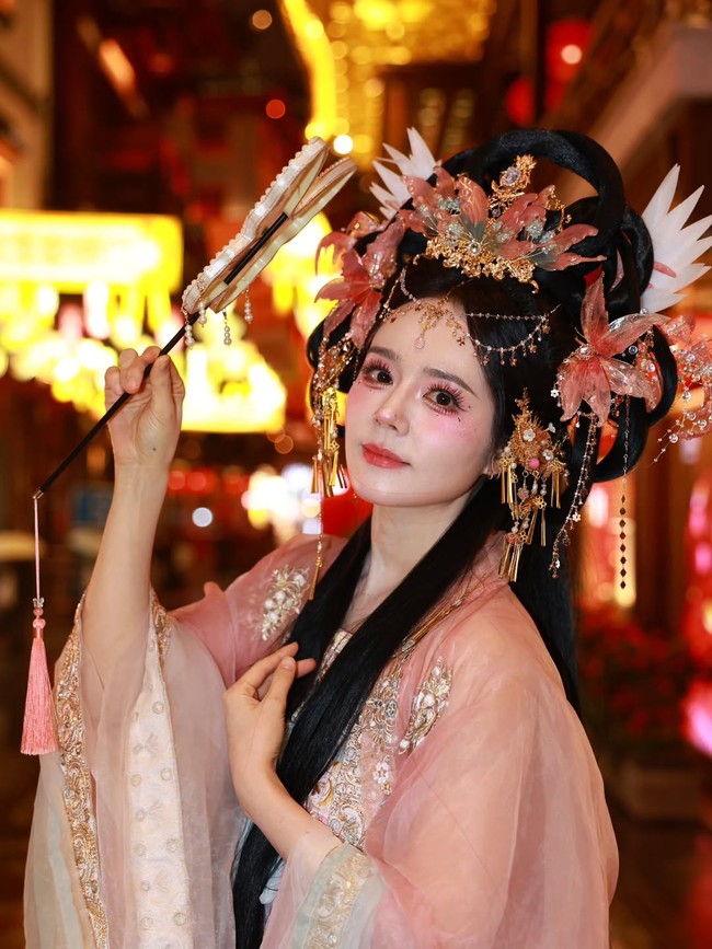 Aktris Korea Han Ga In mencuri perhatian netizen usai mencoba tren makeup Wanghong yang viral di Cina. Tak sedikit yang menyamakan penampilannya bak AI dan boneka. Foto: dok. Instagram @hangaingagari