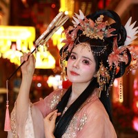 Aktris Korea Han Ga In mencuri perhatian netizen usai mencoba tren makeup Wanghong yang viral di Cina. Tak sedikit yang menyamakan penampilannya bak AI dan boneka. Foto: dok. Instagram @hangaingagari