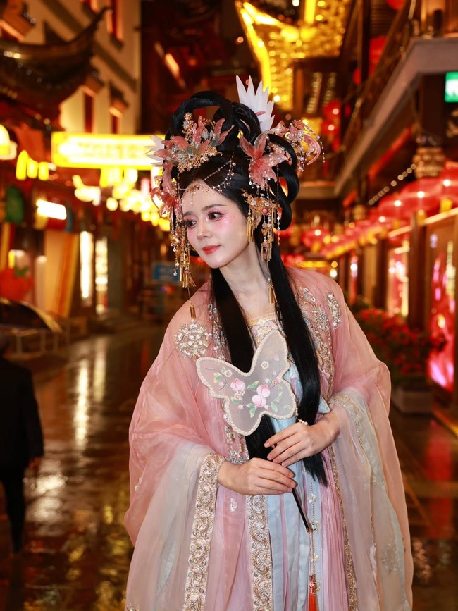 Tren makeup Wanghong banyak dilakukan artis dan influencer Cina. Alhasil banyak Gen Z Korea yang tertarik didandani serupa saat mereka liburan ke Cina. Sebelum Han Ga In, ada Mijoo Lovelyz yang membagikan transformasi sehari menjadi ratu Cina lewat vlog. Foto: dok. Instagram @hangaingagari