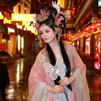 Tren makeup Wanghong banyak dilakukan artis dan influencer Cina. Alhasil banyak Gen Z Korea yang tertarik didandani serupa saat mereka liburan ke Cina. Sebelum Han Ga In, ada Mijoo Lovelyz yang membagikan transformasi sehari menjadi ratu Cina lewat vlog. Foto: dok. Instagram @hangaingagari