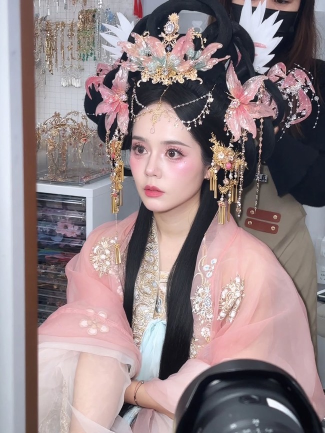 Transformasi tersebut dibagikan lewat kanal YouTube pribadinya Hangainsfree. Setelah memilih kostum tradisional Cina yang akan dikenakannya, Han Ga In mulai didandani seorang penata rias lokal yang mengingatnya sebagai pemain drama Korea Witch Yoo Hee (2007). Foto: dok. Instagram @hangaingagari