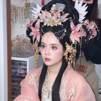 Transformasi tersebut dibagikan lewat kanal YouTube pribadinya Hangainsfree. Setelah memilih kostum tradisional Cina yang akan dikenakannya, Han Ga In mulai didandani seorang penata rias lokal yang mengingatnya sebagai pemain drama Korea Witch Yoo Hee (2007). Foto: dok. Instagram @hangaingagari