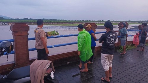 Truk terseret arus Sungai Unda, Klungkung, akibat ban slip saat dicuci, Minggu (15/3/2026). (Foto: Dok. Polsek Klungkung)