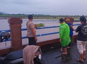 Truk Terseret Arus Sungai Unda gegara Ban Slip Saat Dicuci