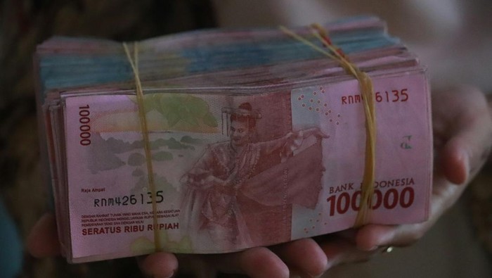Segepok uang yang diikat karet.