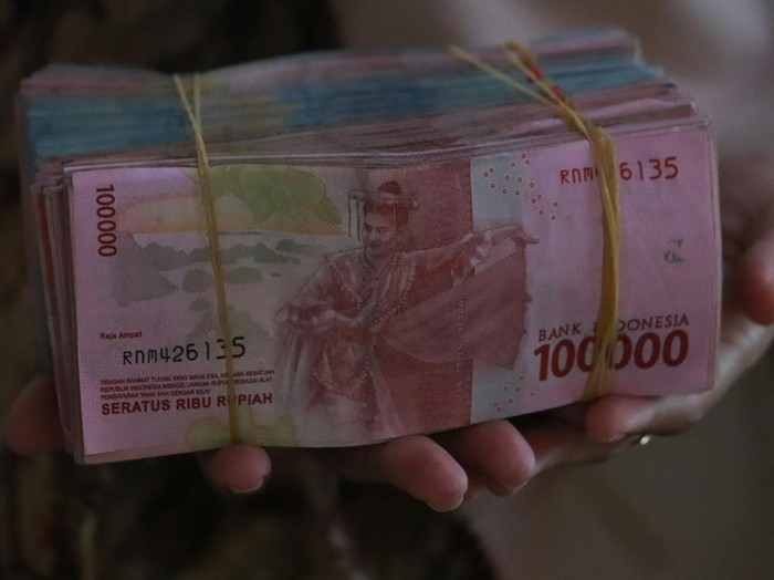 Segepok uang yang diikat karet.