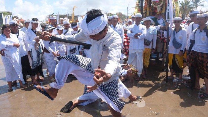 Umat Hindu membawa benda sakral saat upacara Melasti di Pantai Petitenget, Badung, Bali, Senin (16/3/2026). Upacara yang digelar seluruh umat Hindu di Bali tersebut bertujuan menyucikan diri dan alam dalam rangkaian dari Hari Raya Nyepi Tahun Baru Saka 1948 yang diperingati pada Kamis (19/3). ANTARA FOTO/Nyoman Hendra Wibowo