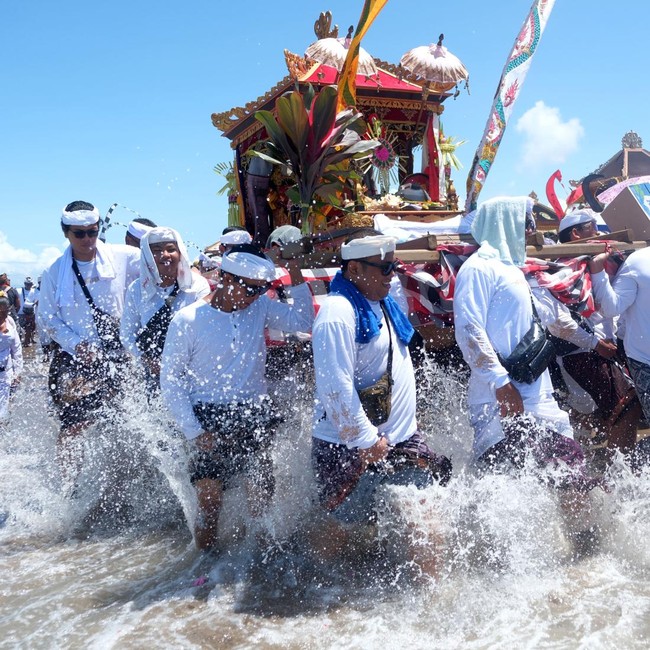 Umat Hindu Bali Gelar Upacara Melasti Jelang Hari Raya Nyepi