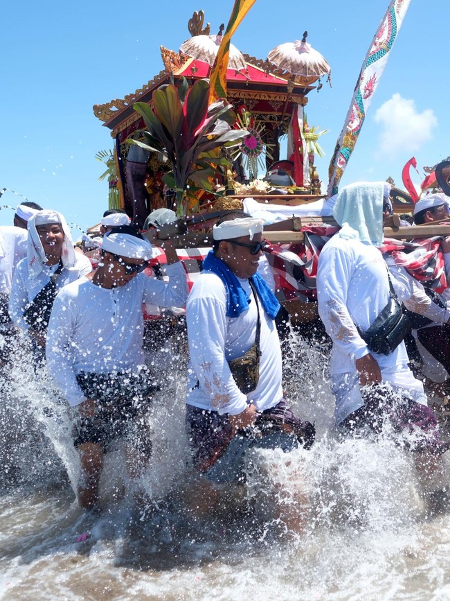 Umat Hindu Bali Gelar Upacara Melasti Jelang Hari Raya Nyepi