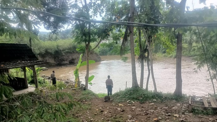 Upaya pencarian pemancing hilang di Sungai Ciwulan Tasikmalaya.