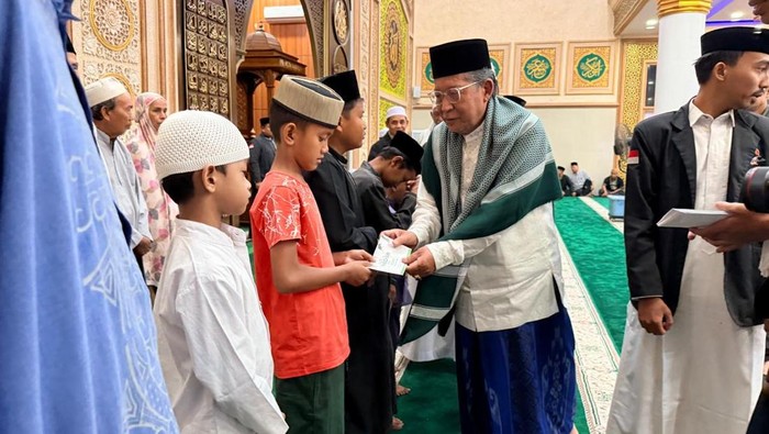 Wagub Jambi usai melaksanakan rangkaian ibadah Ramadan sambil berbagi ke anak yatim