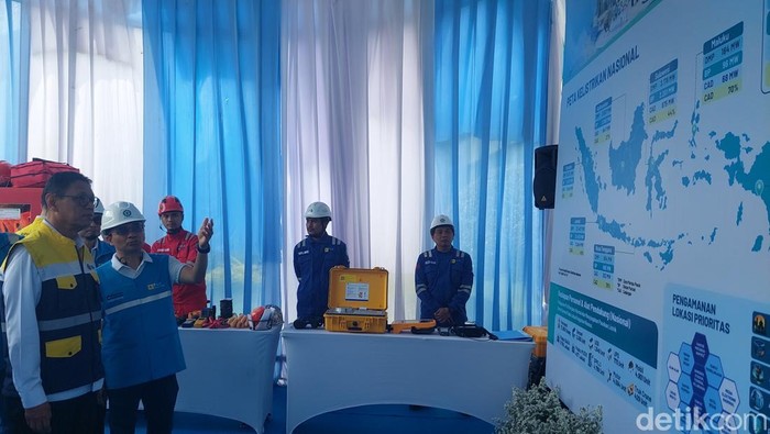 Wamen ESDM mengecek peta kelistrikan nasional di PLTA Saguling