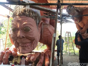 Ogoh-ogoh Nyepi Disiapkan untuk Takbiran di Desa Balun Lamongan