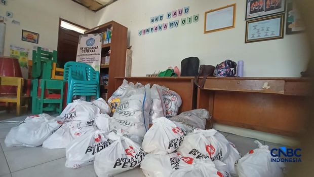 Warga di kawasan Cipinang, Pulo Gadung, Jakarta Timur antusias dalam mendatangi pasar murah Artha Graha Peduli, Senin (16/3/2026). (CNBC Indonesia/Ferry Sandi)