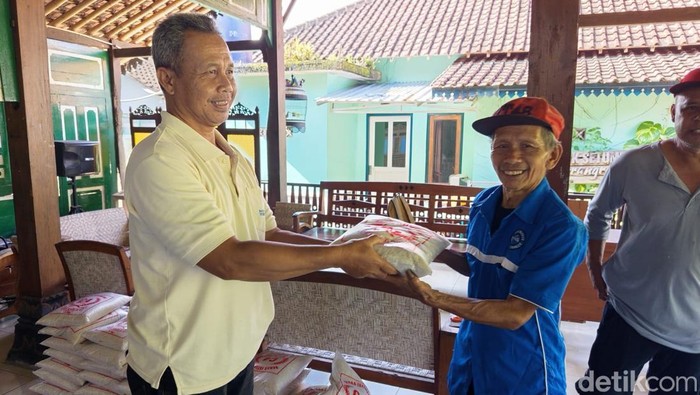 Warga Dusun Kurahan, Desa Karangrejo, Kecamatan Borobudur, Kabupaten Magelang, menerima THR, Senin (16/3/2026).