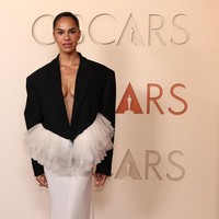Misty Copeland mengenakan gaun hitam-putih rancangan David Koma yang terinspirasi dari dunia balet. Desainnya memadukan blazer besar dengan detail tulle menyerupai tutu di bagian pinggang. Konsep tersebut dianggap menarik secara ide, tetapi banyak yang menilai tampilan mantan penari utama American Ballet Theatre ini kurang cocok untuk karpet merah Oscars. Meski begitu, Copeland tetap menarik perhatian berkat cincin berlian dari Jared Mpho yang disebut bernilai sekitar USD 1,8 juta. Foto: REUTERS/DANIEL COLE