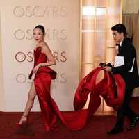 Li Jun Li hadir dengan gaun merah terang rancangan desainer India Gaurav Gupta. Busana tersebut menampilkan elemen pahatan khas Gupta pada bagian bodice serta train panjang yang dramatis. Meski mencuri perhatian, desain yang sangat struktural itu justru memunculkan reaksi beragam dari warganet. Ada yang memuji keberanian bintang film ‘Sinners’ ini bereksperimen, namun tidak sedikit pula yang mengaku bingung dengan bentuk gaunnya. Foto: REUTERS/DANIEL COLE
