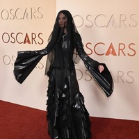 Chloe Zhao tampil dalam gaun hitam rancangan Gabriela Hearst yang memiliki detail ruffle dan lengan lonceng panjang. Penampilan sutradara film ‘Hamnet’ dilengkapi dengan veil hitam yang menutupi kepala. Nuansa serba hitam tersebut membuat sebagian warganet menilai tampilannya terlalu kelam untuk karpet merah. Bahkan ada yang menyamakan gayanya dengan suasana pemakaman.  Foto: REUTERS/DANIEL COLE