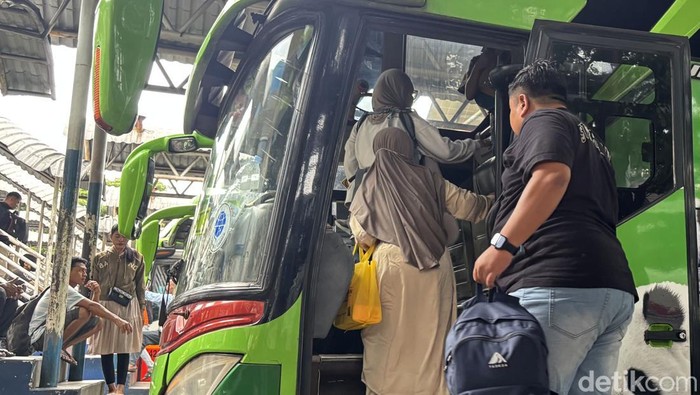 18 Ribu Penumpang Padati Terminal Purabaya