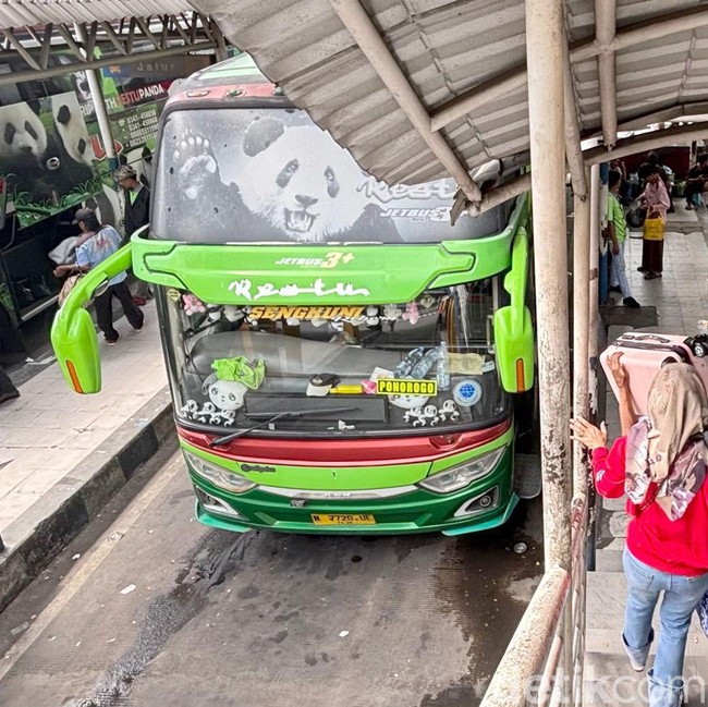 Belasan Ribu Pemudik Melalui Terminal Purabaya Pada H-4 Lebaran