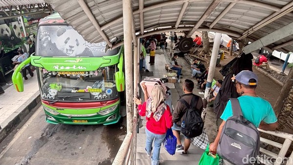 Belasan Ribu Pemudik Melalui Terminal Purabaya Pada H-4 Lebaran