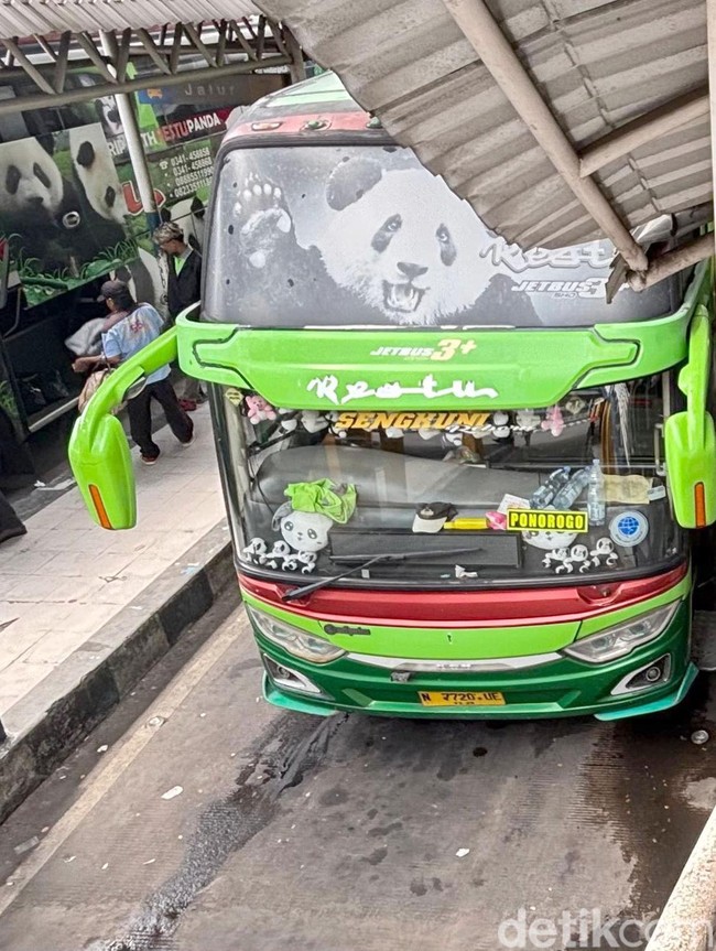 Belasan Ribu Pemudik Melalui Terminal Purabaya Pada H-4 Lebaran