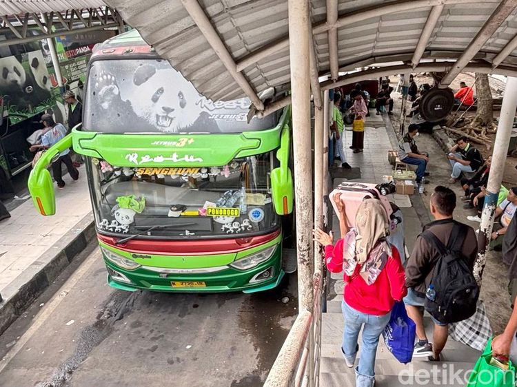 Belasan Ribu Pemudik Melalui Terminal Purabaya Pada H-4 Lebaran
