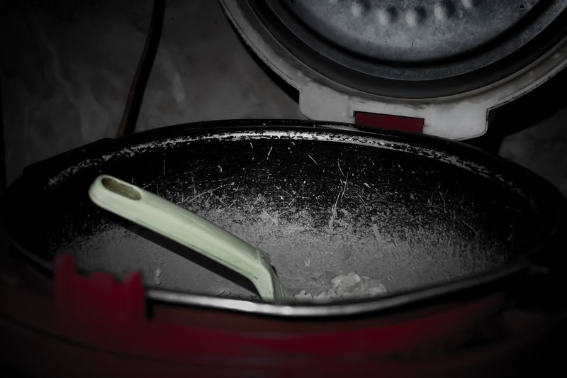 1803487807 A rice cooker contains rice