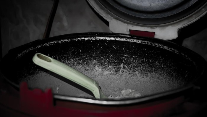 A rice cooker contains rice
