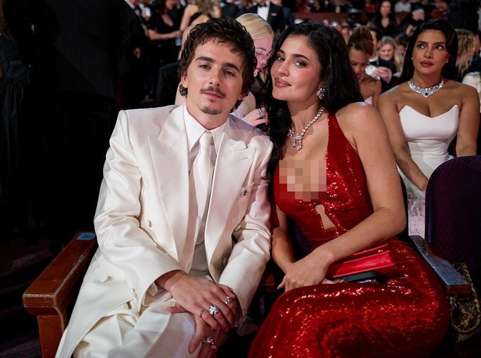HOLLYWOOD, CALIFORNIA - MARCH 15:  (L-R) Timothée Chalamet and Kylie Jenner attend the 98th Annual Oscars at Dolby Theatre on March 15, 2026 in Hollywood, California. (Photo by John Shearer/98th Oscars/Getty Images The Academy via Getty Images)