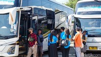 Keberangkatan berlangsung semarak dan disambut antusias para peserta.