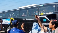Bus yang membawa peserta mudik gratis meninggalkan Terminal Jatijajar, Depok.