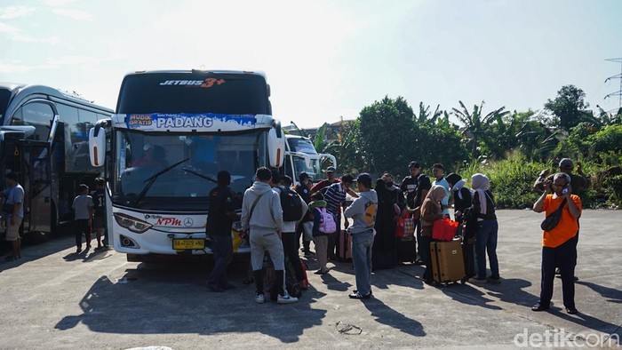 Peserta program mudik gratis bersiap menaiki bus di Terminal Jatijajar, Depok, Jawa Barat, Selasa (17/3/2026). Program yang diselenggarakan Kementerian Perhubungan tersebut memberangkatkan ribuan pemudik menuju sejumlah daerah.