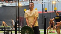 Abdel Achrian menyesal dulu jarang olahraga maupun melatih otot. Sekarang yang dilakukan adalah mempekerjakan ototnya lagi. Tahu gitu gue lebih rajin olahraga. Harusnya gue exercise, melatih otot-otot, tuturnya. (Foto: dok Instagram abdelachrian)