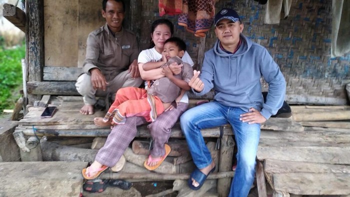 Agus Nurjaman (memakai topi), perawat asal KBB yang aktif dalam kegiatan kemanusiaan