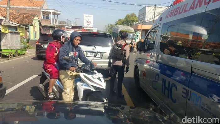 Antrean panjang di Jalan Raya Galis, Bangkalan. Banyak warga yang mulai Toron atau mudik ke Madura.