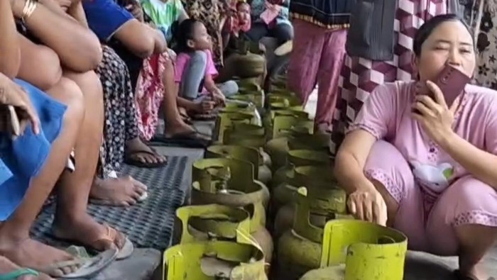 Antrean panjang pembeli LPG 3 Kg di Bojonegoro