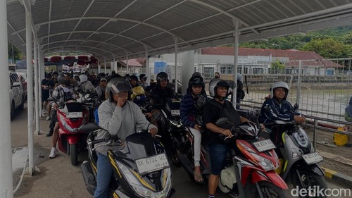 Antrean pemudik yang didominasi pengendara sepeda motor di Pelabuhan Padangbai, Karangasem, Bali, pada Selasa (17/3/2026) sore. (Foto: I Wayan Selamat Juniasa/detikBali)