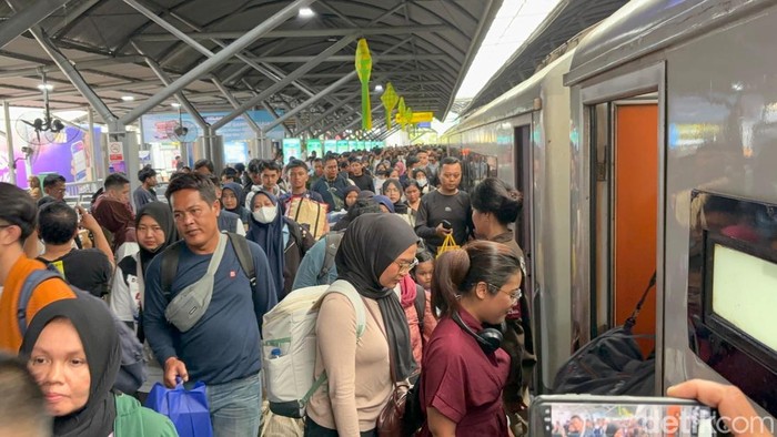 Arus mudik di Stasiun Surabaya Gubeng